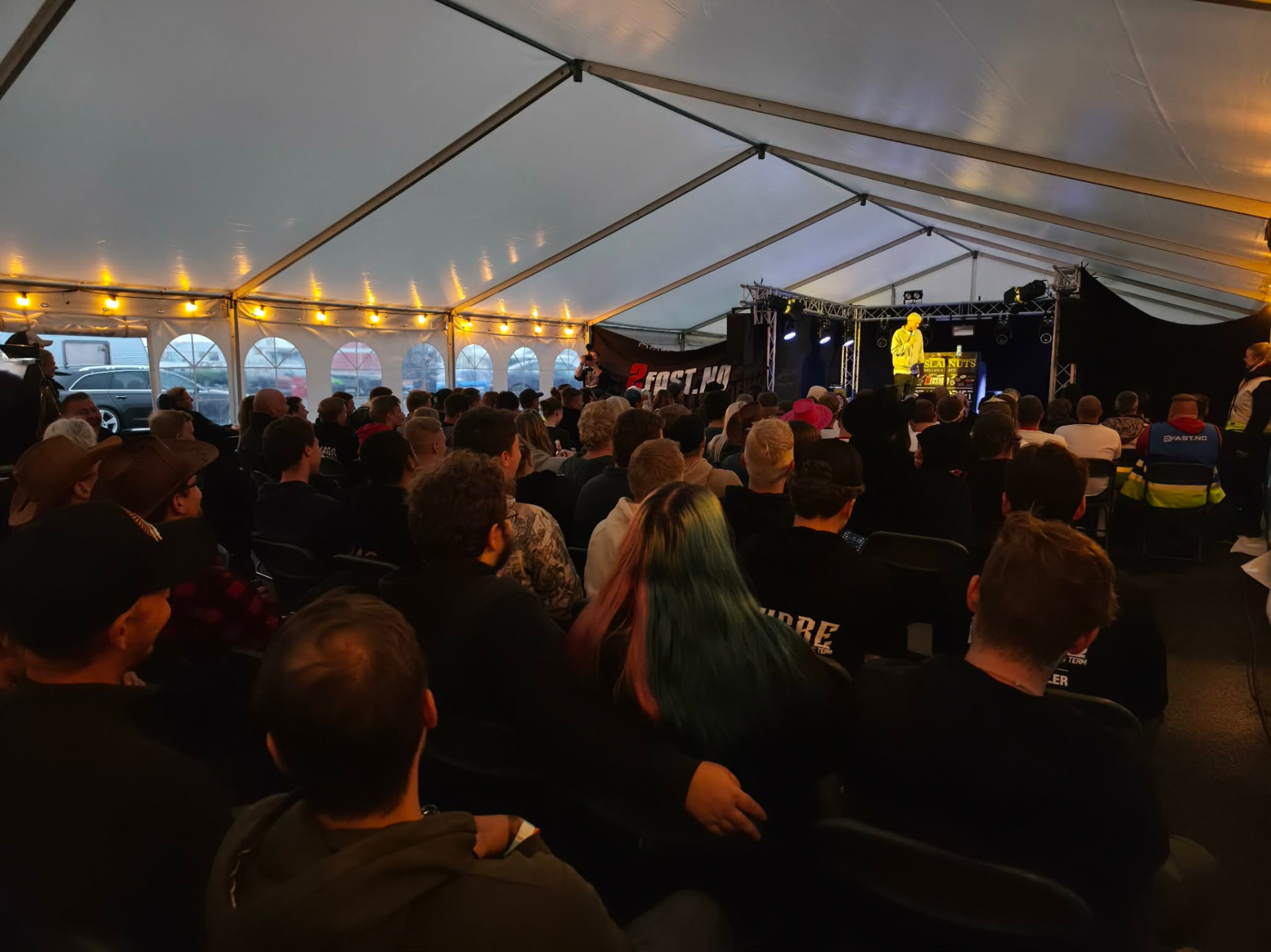 Fullsatt telt under standupshow